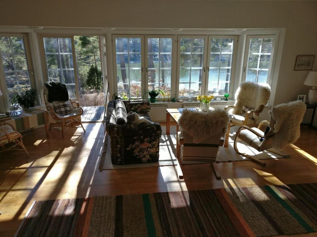 a living room with a dog sitting in a chair at Villa Markomby in Markomby