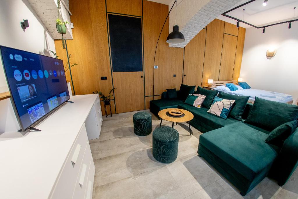 TV a/nebo společenská místnost v ubytování Riverside Hideout