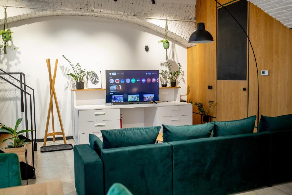 TV a/nebo společenská místnost v ubytování Riverside Hideout