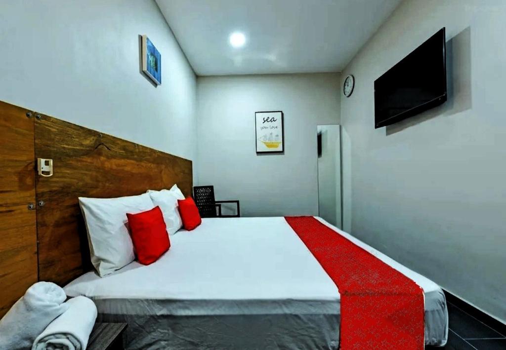 Postel nebo postele na pokoji v ubytování RS Hotel Desa Cemerlang Johor Jaya