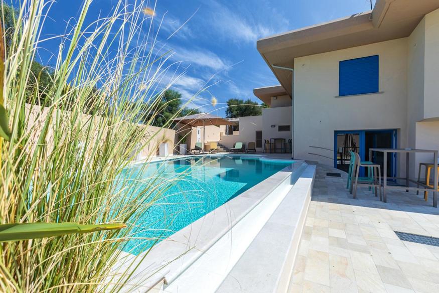 Bazén v ubytování Affittacamere Resort Beach San Gemiliano nebo v jeho okolí