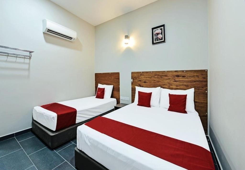 Postel nebo postele na pokoji v ubytování RS Hotel Desa Cemerlang Johor Jaya