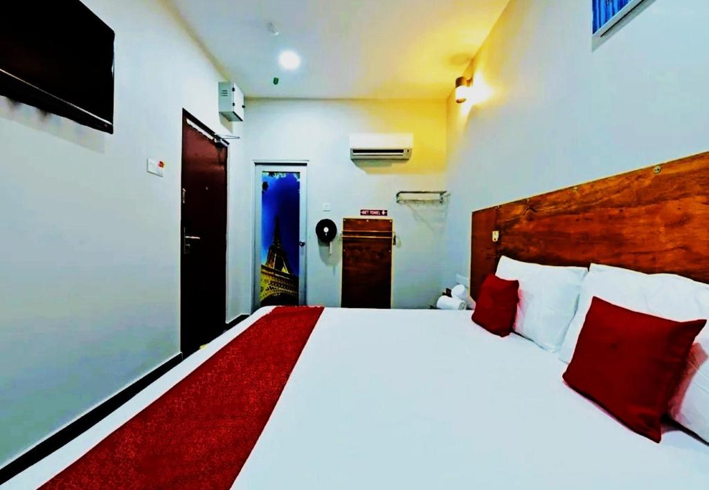 Postel nebo postele na pokoji v ubytování RS Hotel Desa Cemerlang Johor Jaya