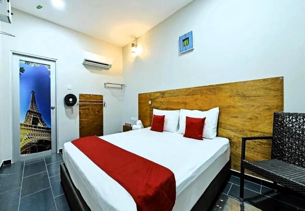 Postel nebo postele na pokoji v ubytování RS Hotel Desa Cemerlang Johor Jaya