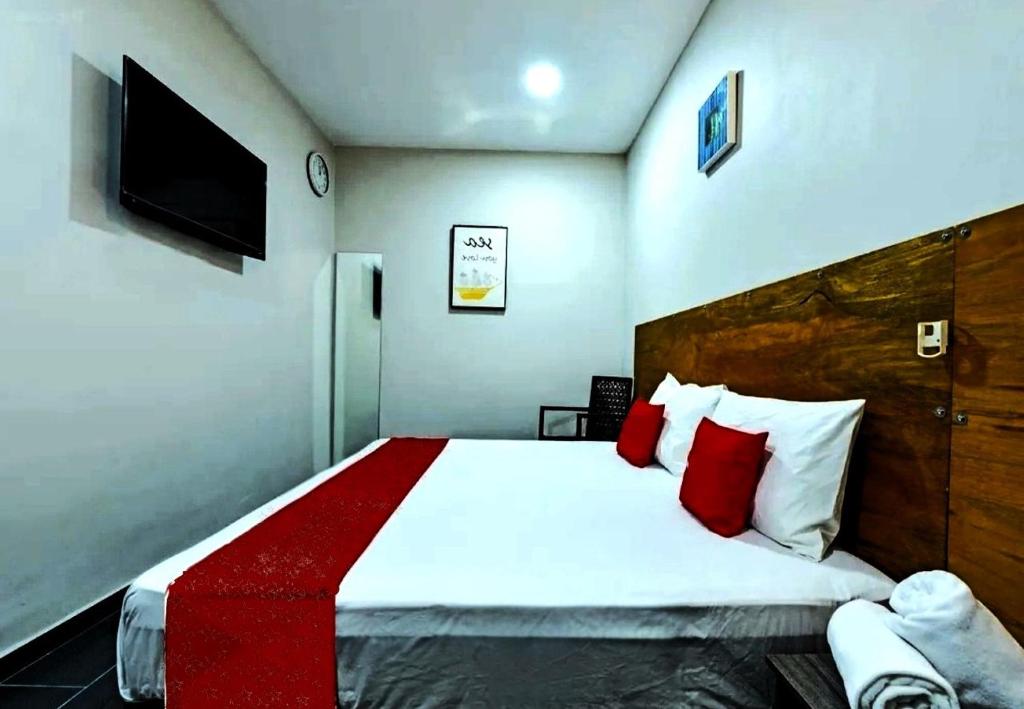 Postel nebo postele na pokoji v ubytování RS Hotel Desa Cemerlang Johor Jaya