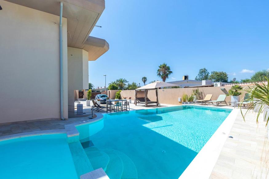 Bazén v ubytování Affittacamere Resort Beach San Gemiliano nebo v jeho okolí
