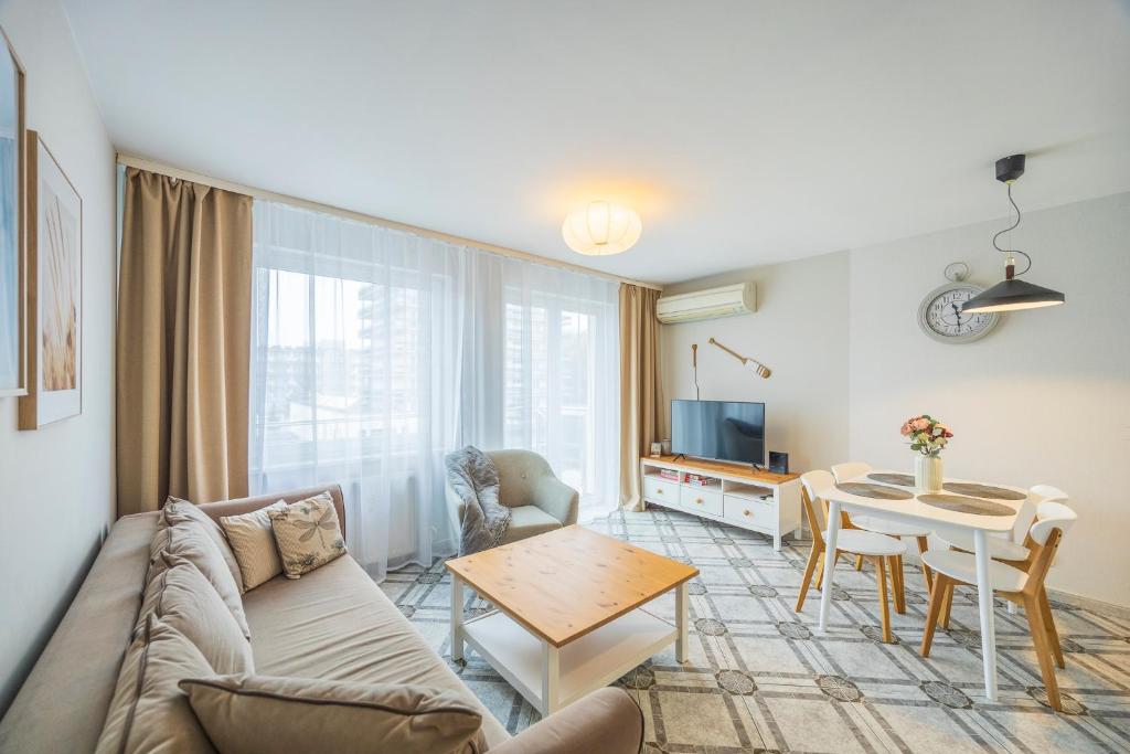 Televízia a/alebo spoločenská miestnosť v ubytovaní Apartament Reymonta 15 SurfingBird Kołobrzeg