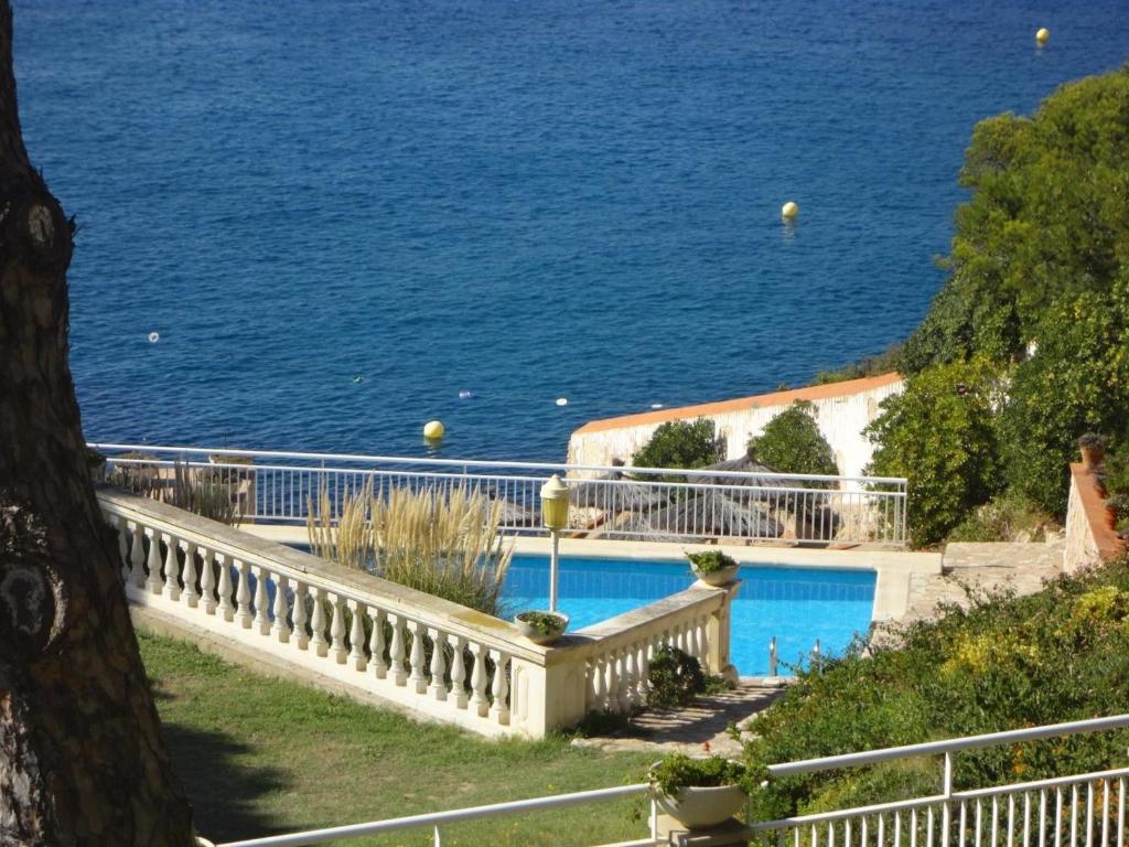 a swimming pool with the ocean in the background at Senya Salvi 12 CostaBravaSi in Sant Feliu de Guixols