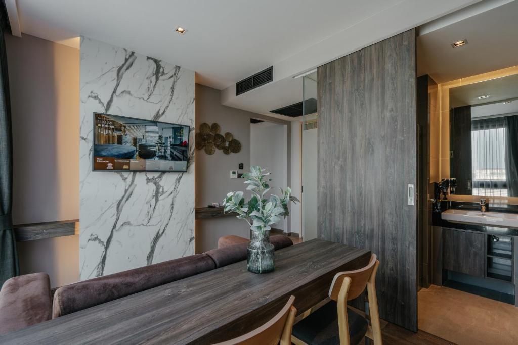 TV a/nebo společenská místnost v ubytování Rak Elegant Hotel Patong