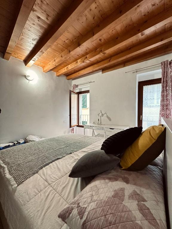 a bedroom with two beds with pillows and a window at Accogliente appartamento in centro Brescia in Brescia