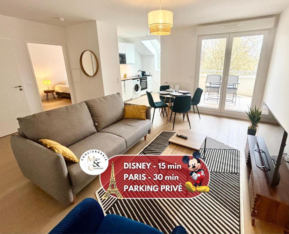un salon avec un canapé et une table dans l'établissement Le Golfeur - DISNEY 15 min - PARIS 30 min - PARKING - Vue Golf - Lumineux & Moderne - Free WIFI, à Bussy-Saint-Georges