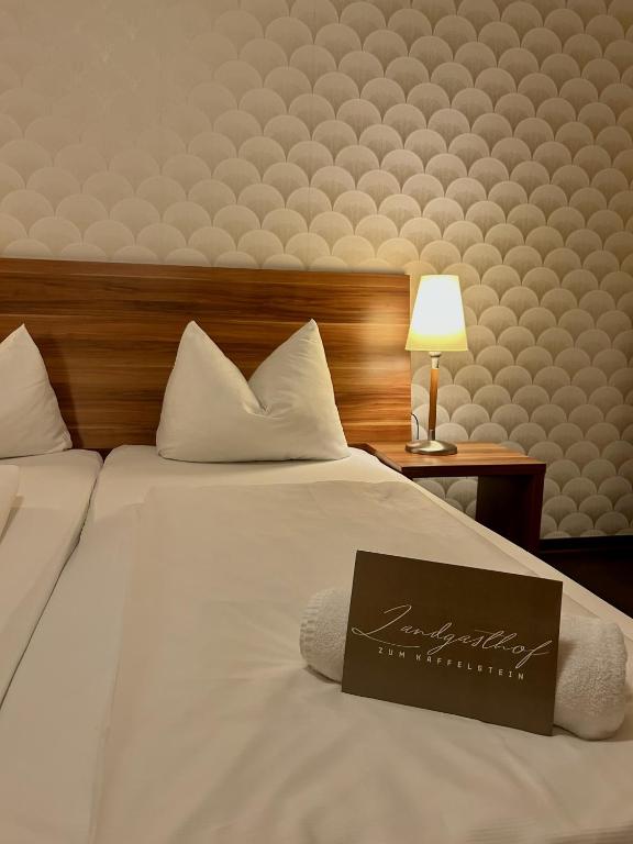 Postel nebo postele na pokoji v ubytování Hotel Landgasthof zum Kaffelstein