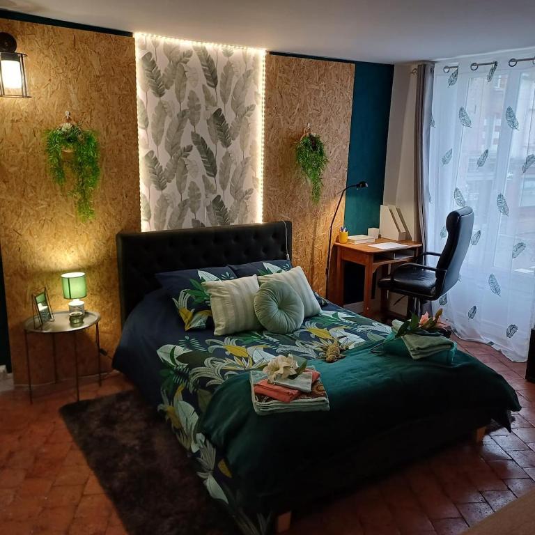 une chambre avec un lit, un bureau et une chaise dans l'établissement SanYo, à Briare