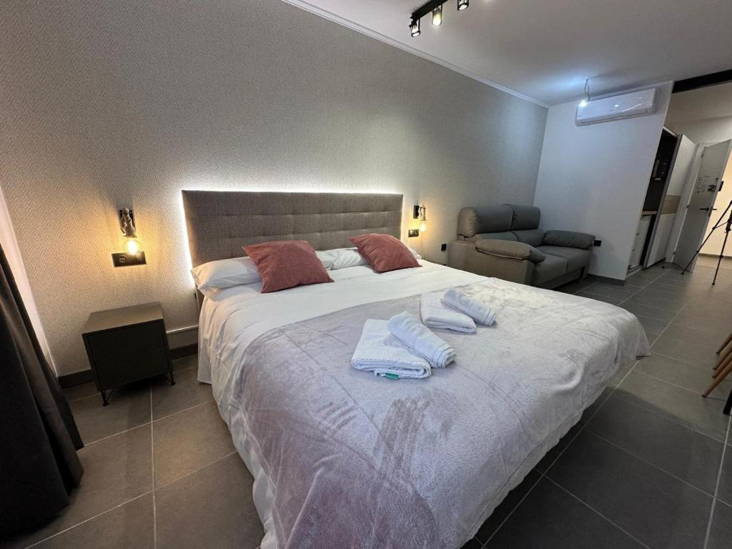 Ένα ή περισσότερα κρεβάτια σε δωμάτιο στο AH Rentals Suites