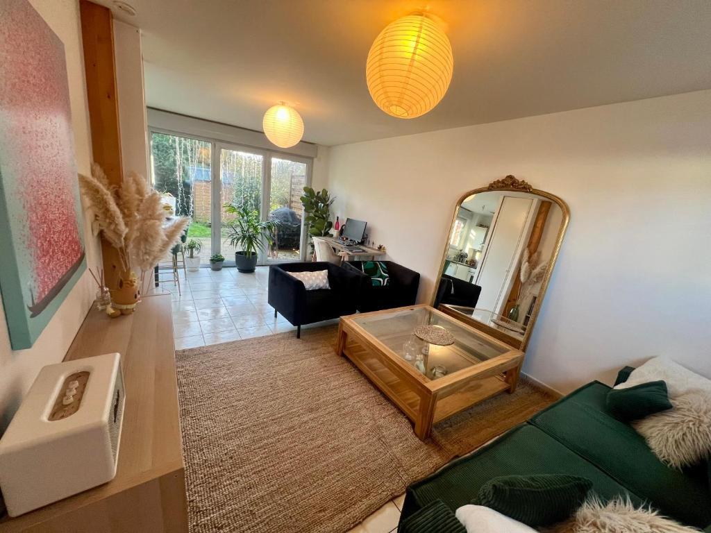 - un salon avec un miroir et un canapé dans l'établissement Pablo house - 24h du mans, au Mans