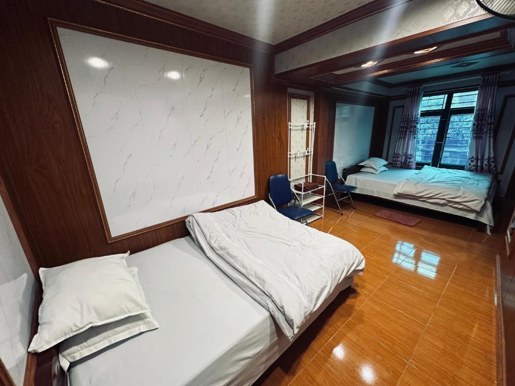 Postel nebo postele na pokoji v ubytování Bình An Hostel