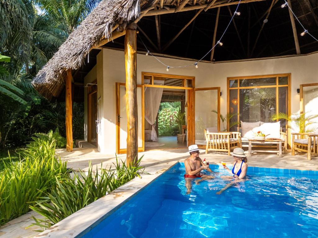 Bazén v ubytování Zanzi Resort Private Paradise nebo v jeho okolí