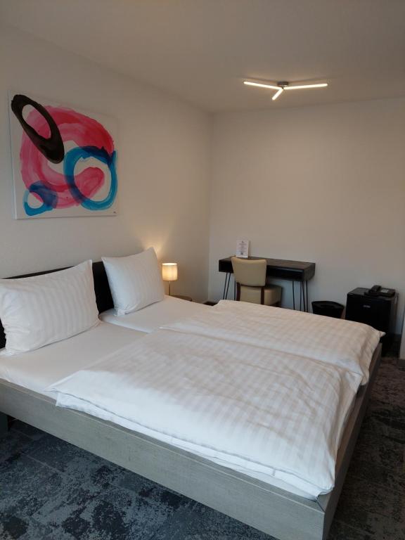 Postel nebo postele na pokoji v ubytování Hotel Stadt Gernsbach