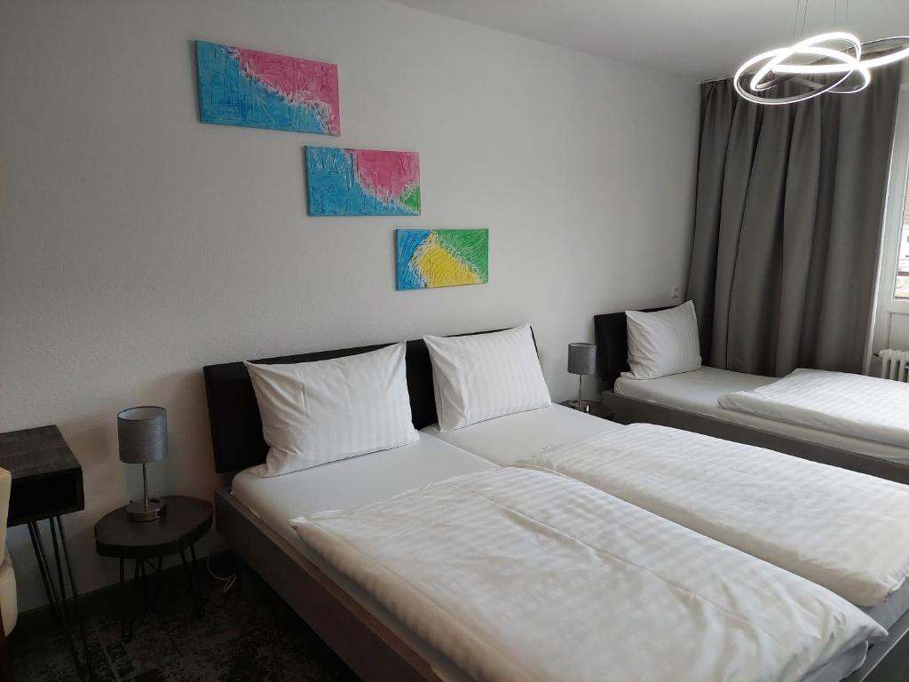 Postel nebo postele na pokoji v ubytování Hotel Stadt Gernsbach