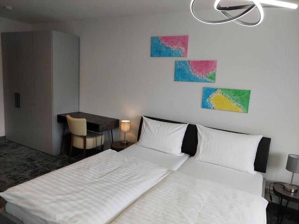 Postel nebo postele na pokoji v ubytování Hotel Stadt Gernsbach