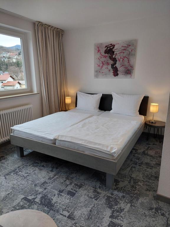 Postel nebo postele na pokoji v ubytování Hotel Stadt Gernsbach
