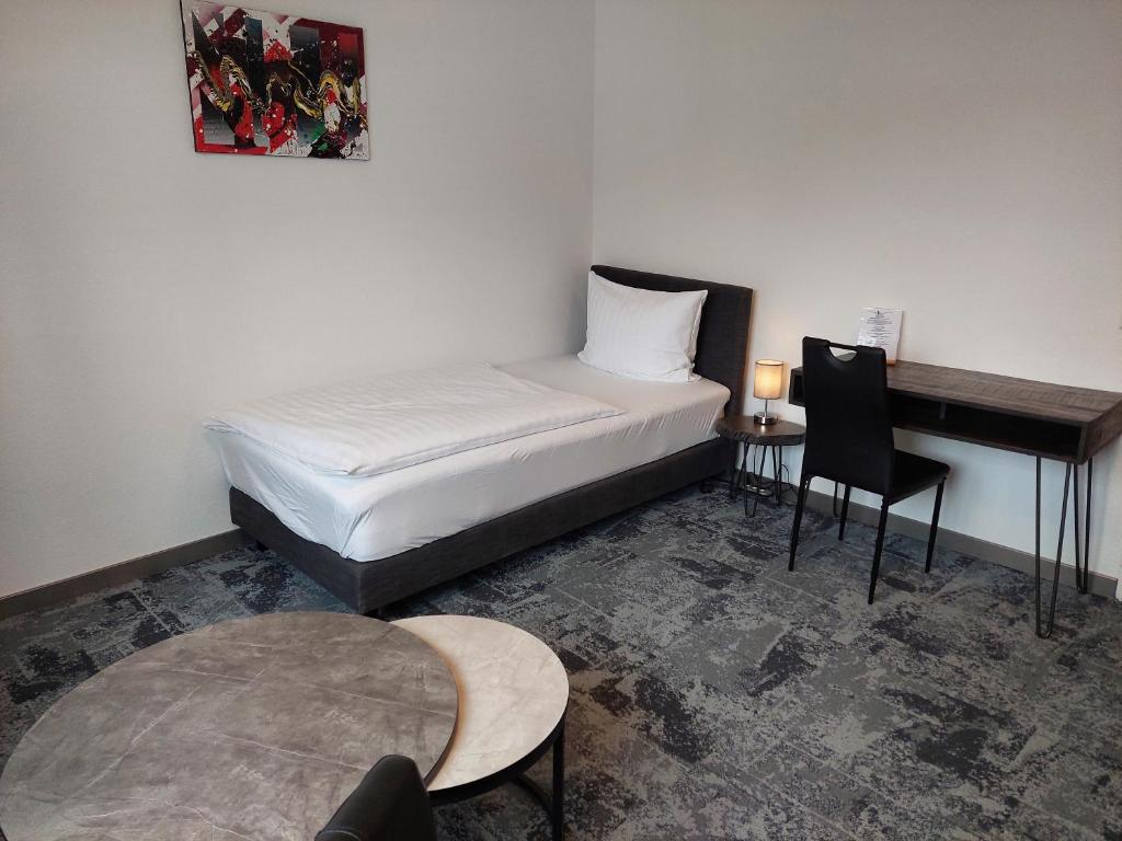 Postel nebo postele na pokoji v ubytování Hotel Stadt Gernsbach