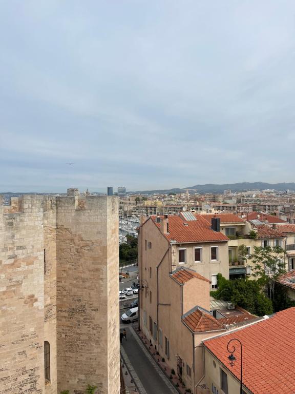 une vue aérienne d'une ville avec des bâtiments dans l'établissement Superbe appartement vue mer vieux port saint Victor, à Marseille