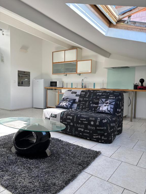 une chambre avec un lit et une table en verre dans l'établissement Apartment Loft Hyères Private parking, à Hyères