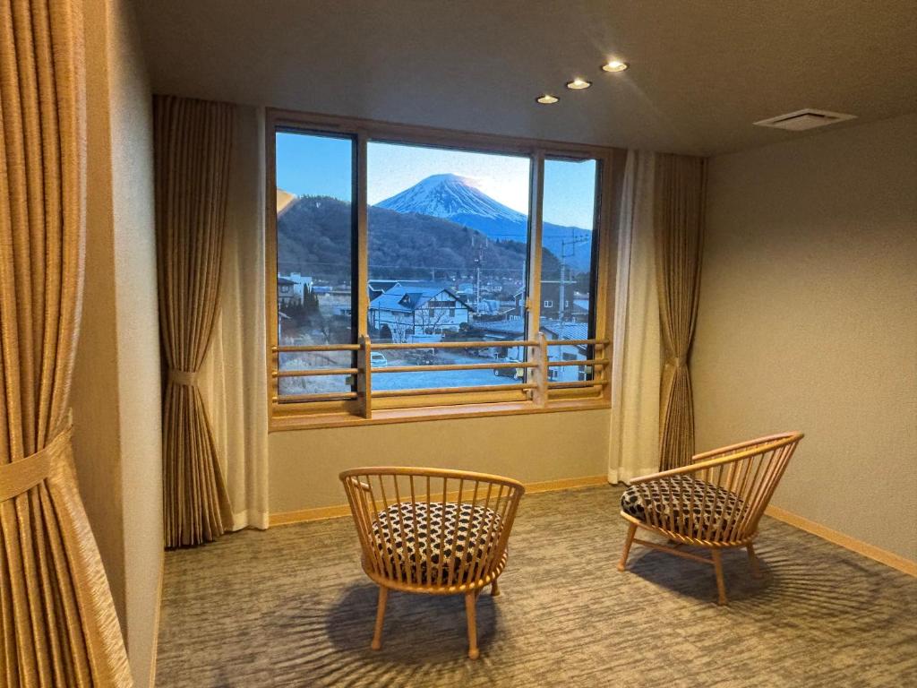 Nespecifikovaný výhled na hory nebo výhled na hory při pohledu z hotelu