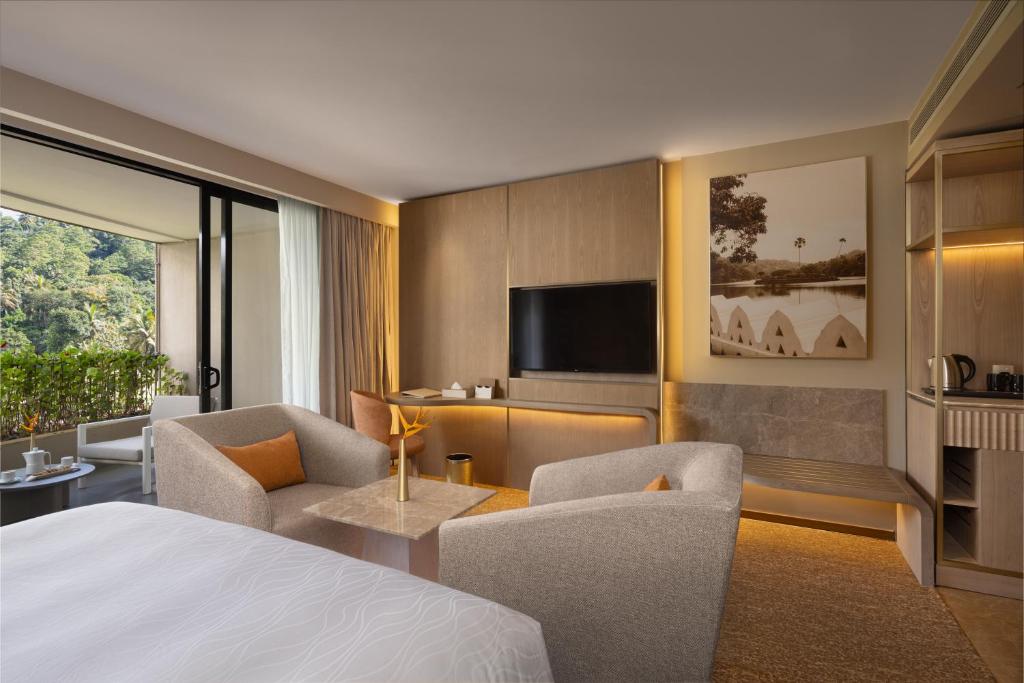 TV a/nebo společenská místnost v ubytování The Golden Crown Hotel