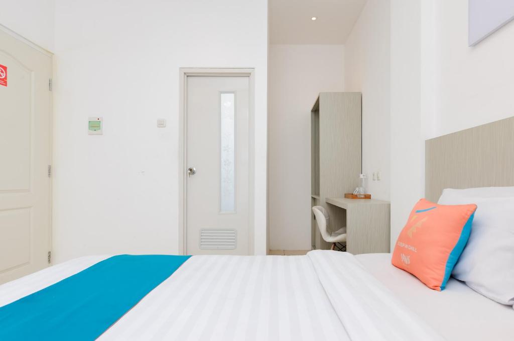 Postel nebo postele na pokoji v ubytování Sans Hotel La Vida Malang