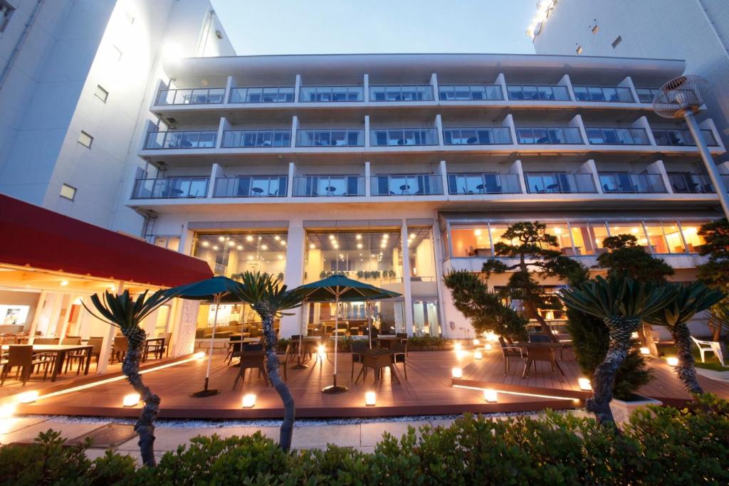 大洗的住宿－大洗酒店，一座楼前有棕榈树的酒店