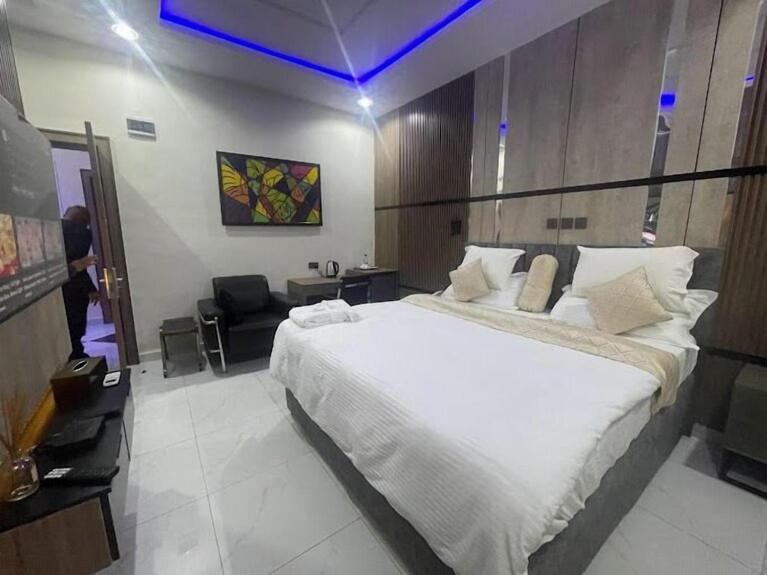Postel nebo postele na pokoji v ubytování Tofana Hotel and Suites Lifecamp
