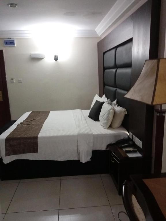 Postel nebo postele na pokoji v ubytování Tofana Hotel and Suites Lifecamp