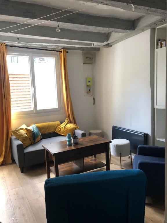 un salon avec un canapé et une table dans l'établissement Le Paul Bert, à Tours