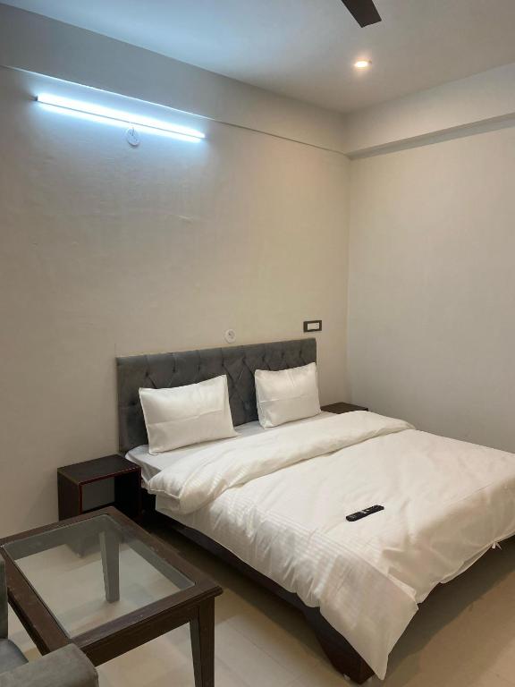 Postel nebo postele na pokoji v ubytování Hardev Residency