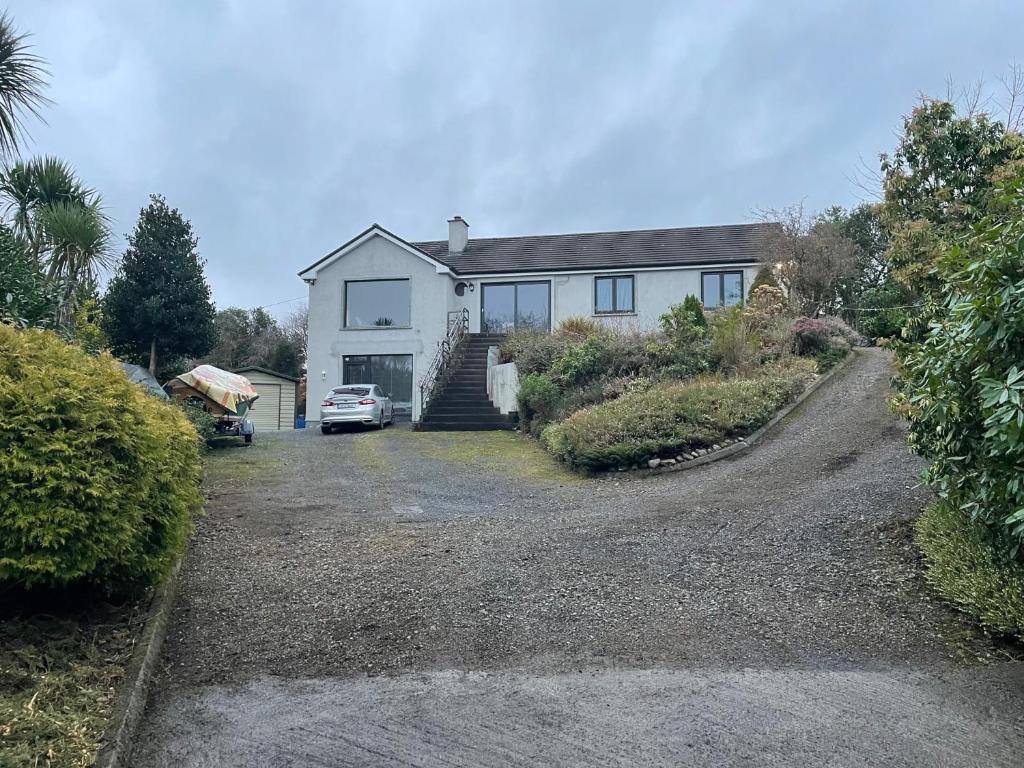 O grădină în afara Lakeside Apartment Retreat in Oughterard Connemara
