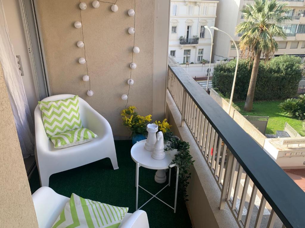 d'un balcon avec une chaise et une table. dans l'établissement Charmant studio Croisette, à Cannes