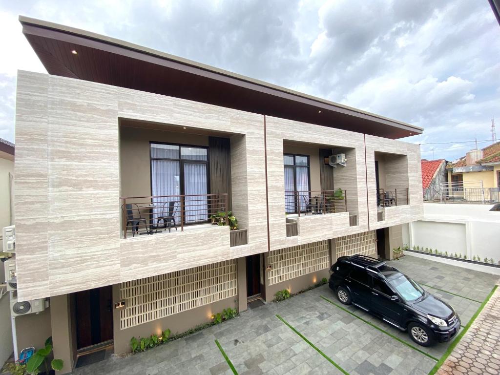 KejayanにあるVilla Siji Sanggrahan Private Poolの家の前に停車する車