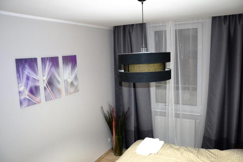 Łóżko lub łóżka w pokoju w obiekcie Apartamenty Krawiecka