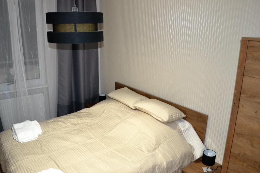 Łóżko lub łóżka w pokoju w obiekcie Apartamenty Krawiecka