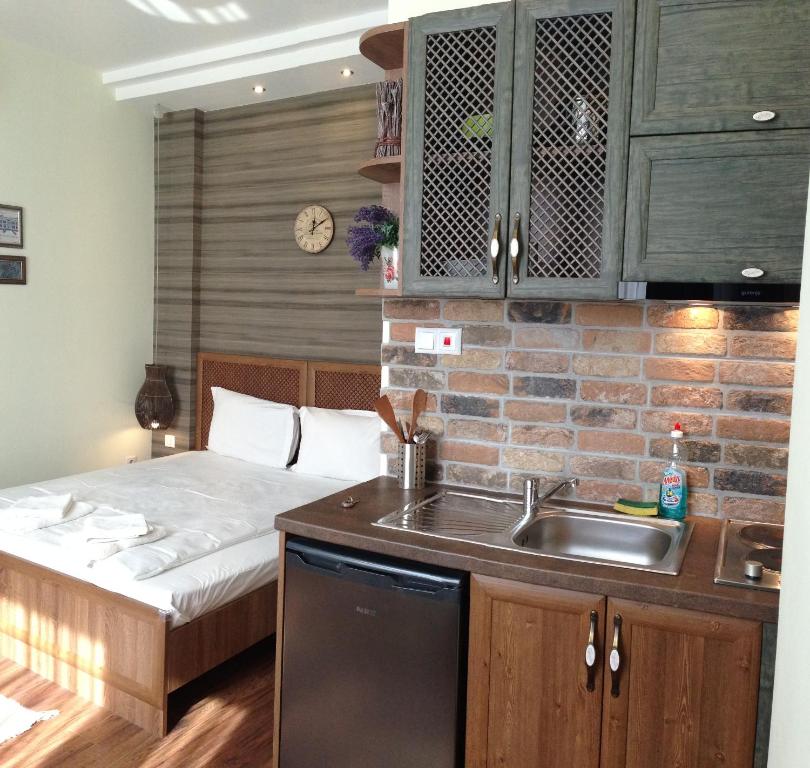 una cocina con fregadero y una cama en una habitación en Guest Rooms Maria Luiza, en Varna