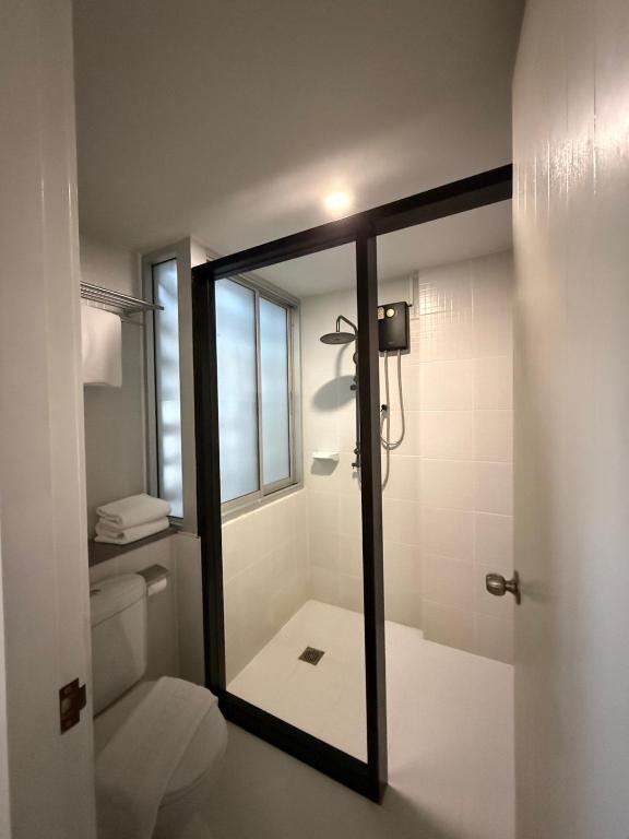 Kitzio House Hotel Huai Kwangにあるバスルーム