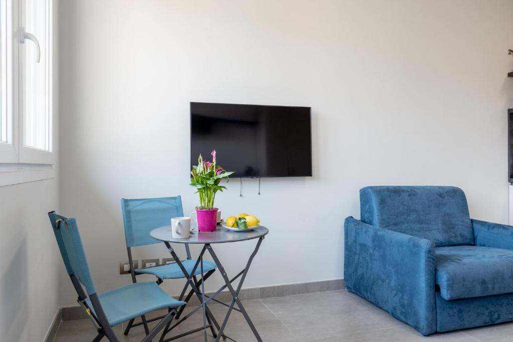 TV a/nebo společenská místnost v ubytování Seaside Studio with Swimming Pool and Parking