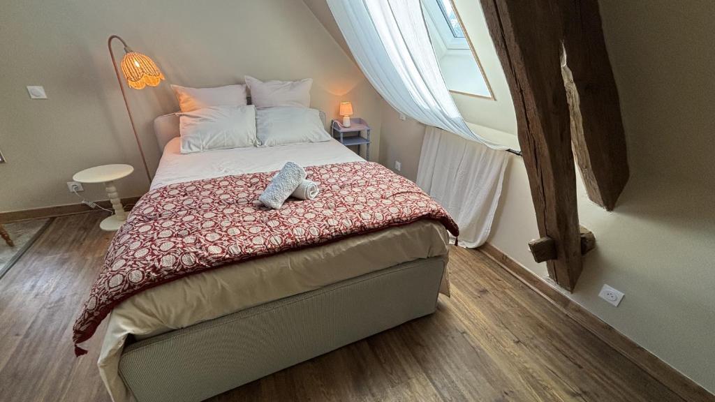 - un petit lit dans une petite chambre avec fenêtre dans l'établissement Charmante maison au cœur de Chtx-cour privée-clim, à Châteauroux