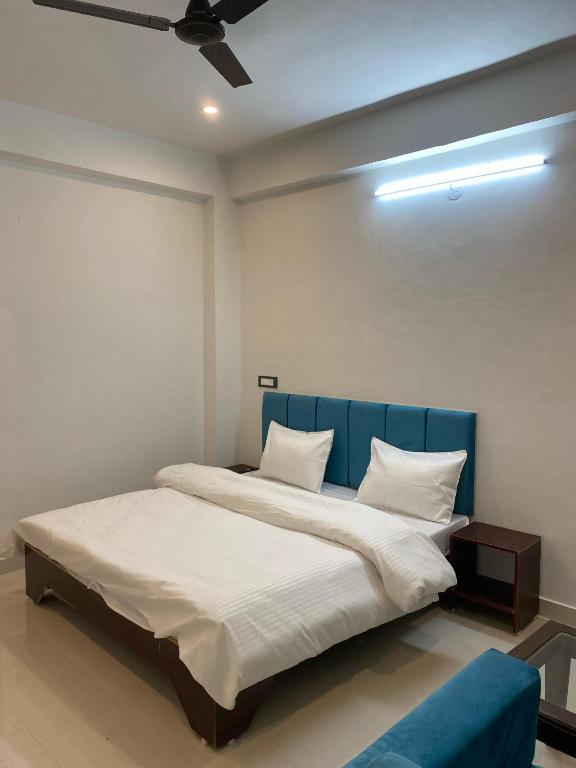 Postel nebo postele na pokoji v ubytování Hardev Residency