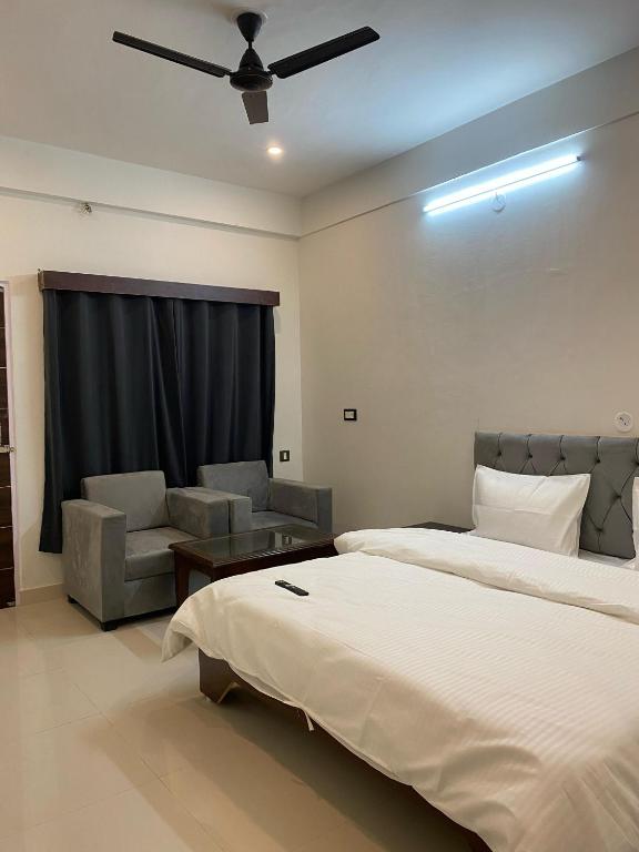 Postel nebo postele na pokoji v ubytování Hardev Residency