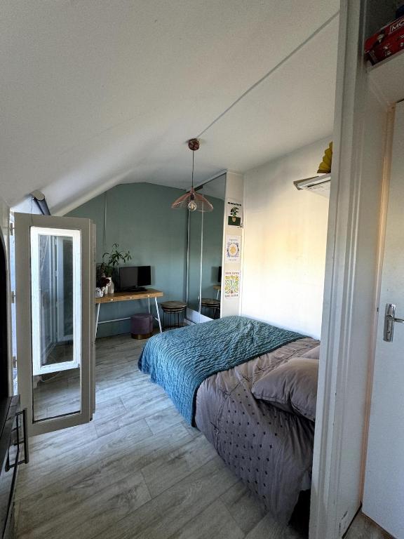 - une chambre avec un lit et un miroir dans l'établissement Studio en plein cœur du Marais, à Paris