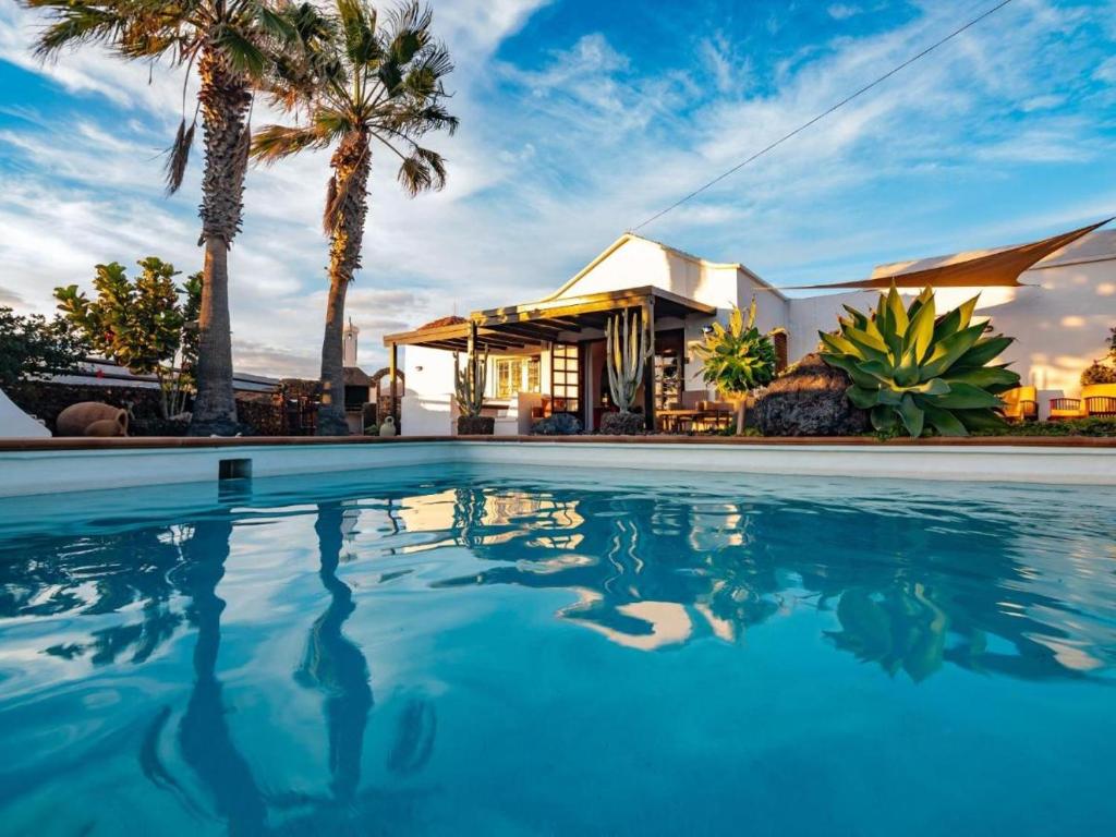 Bazén v ubytování Villa Kura Puerto del Carmen nebo v jeho okolí