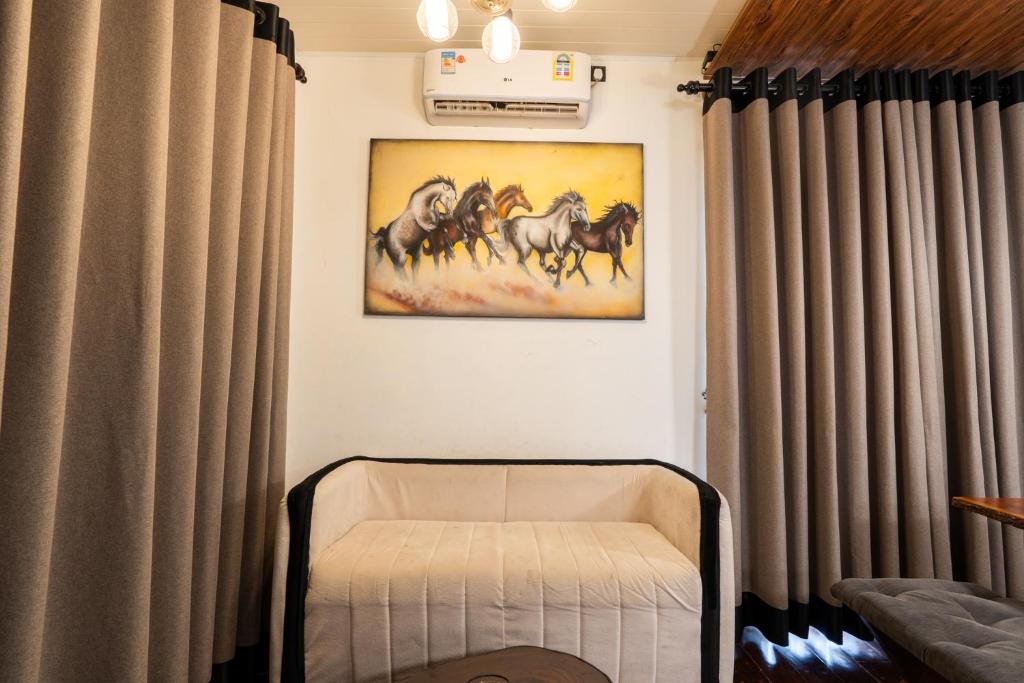 Postel nebo postele na pokoji v ubytování Golden stars hotel Dambulla